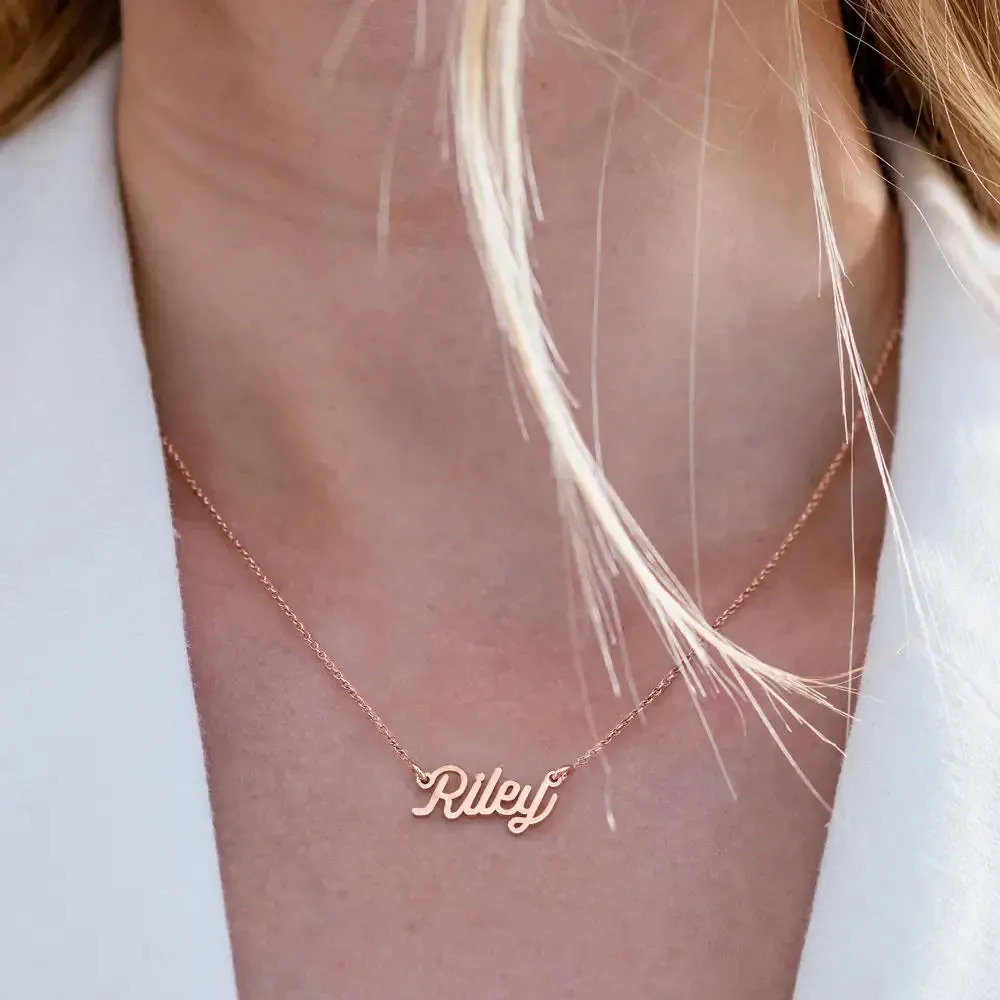 Custom Graceful Name Pendant in 14K Gold